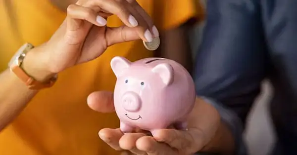 Aprenda como economizar dinheiro em casal e fortalecer seu relacionamento financeiro. Descubra dicas práticas para alcançar seus objetivos financeiros juntos.