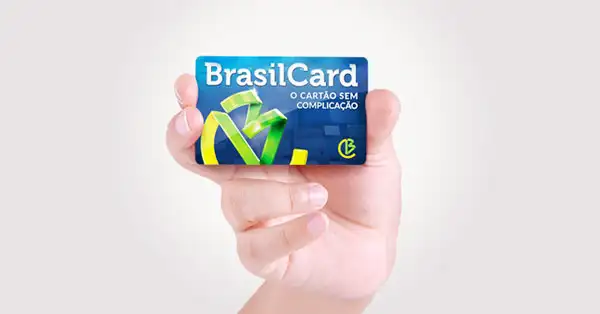 Mão segurando Cartão BrasilCard: veja como ter o seu