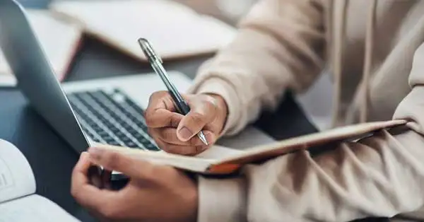 Pessoa estudando um curso gratuito de gestão de finanças pessoais
