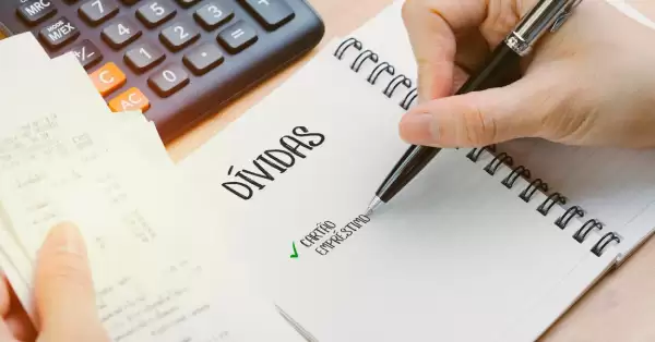 Pessoas anotando despesas, representando organização e controle de gastos para o planejamento financeiro.